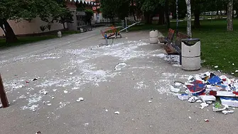 Вандали унищожиха напълно детската великденска украса в Градската градина на Плевен
