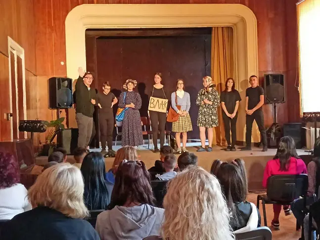 Млади театрали от НУИ „Панайот Пипков“ представиха спектакъла „Трите баби“ пред деца от плевенските Центрове за настаняване от семеен тип