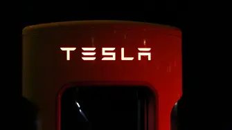 „Тесла“ изтегля над 1 млн. автомобила заради опасни за нараняване на пръстите прозорци