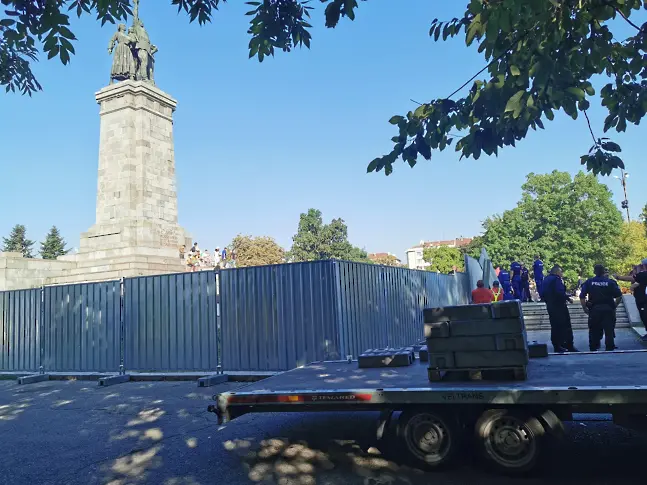 Слагат ограждения около Паметника на съветската армия