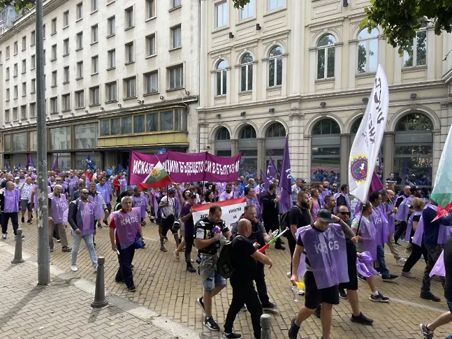 Миньори и енергетици протестираха в София (видео и снимки)