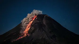 Най-малко 11 загинали при изригване на вулкана Мерапи (видео)