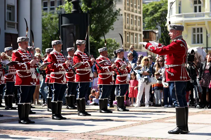 Без военен парад премина тази година празникът на армията (снимки)