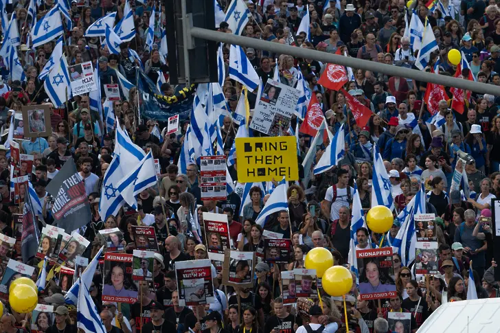 „Войната не е свята, животът е“: Десетки хиляди протестираха в Тел Авив