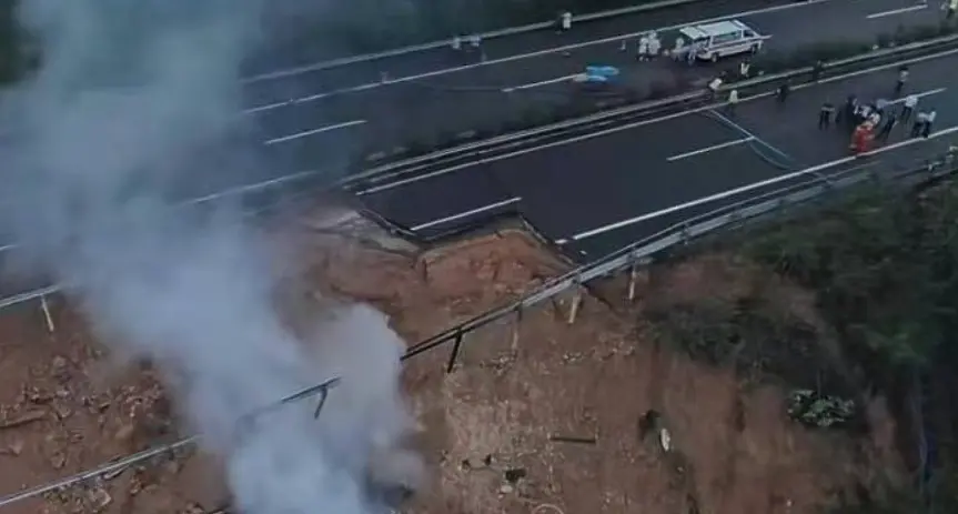 Най-малко 19 са загинали след срутване на магистрала в Китай 