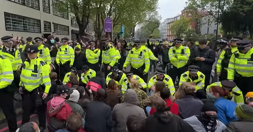 Десетки арестувани в Лондон заради прехвърляне на мигранти