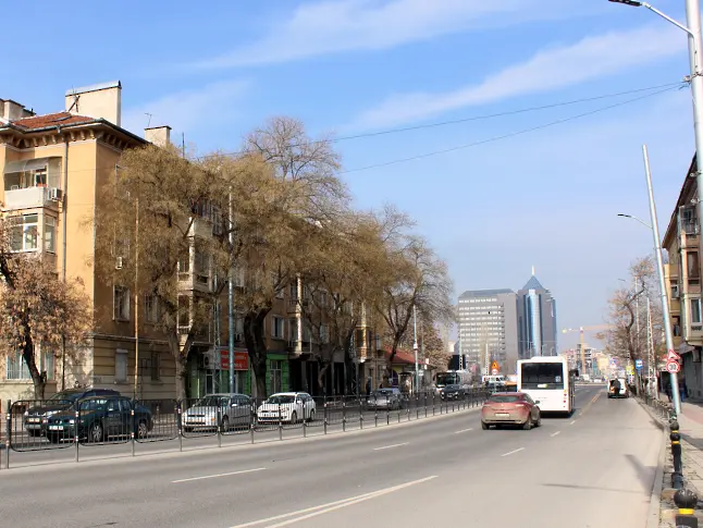 Монтират нови оградни пана на бул. „Цар Борис III Обединител“