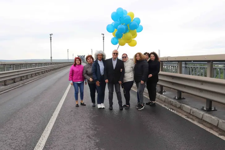 Балони с цветовете на знамето на Европейския съюз полетяха от Дунав мост при Русе 