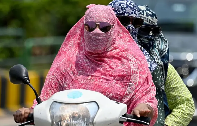 Индийците гласуват в горещините при температури над 40 градуса
