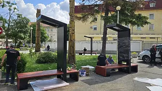 Враца вече разполага със съвременни соларни пейки
