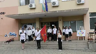 СУ „Иван Вазов“ изпрати с тържествена церемония зрелостниците си