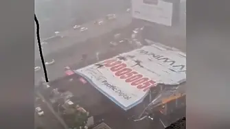 Най-малко 14 загинали след срутване на билборд в Индия (видео)