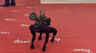 В Москва представиха куче робот с оръжие на гърба