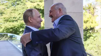 Лукашенко подари трактор за 70-ия рожден ден на Путин