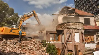 Унищожиха стари къщи в София (снимки)