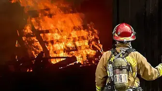 Горски пожари бушуват в близост до гръцката столица Атина