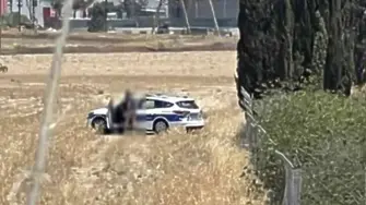 Видео с полицаи в интимен момент до патрулка взриви социалните мрежи