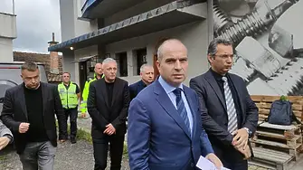 Задържаните за искания подкуп от екипа на Роби Уилямс са уволнени