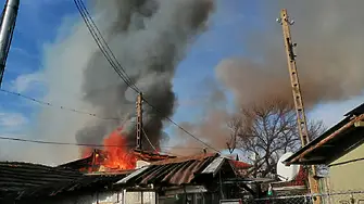 Голям пожар бушува в квартал на Търговище
