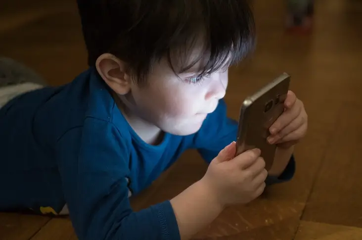 На колко години е подходящо да дадем телефон на детето си?