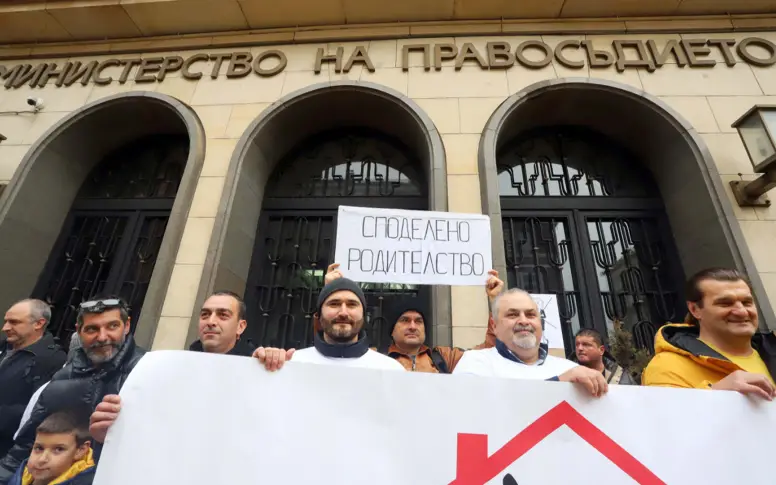 Обмислят законови промени за равни права на родителите след развод