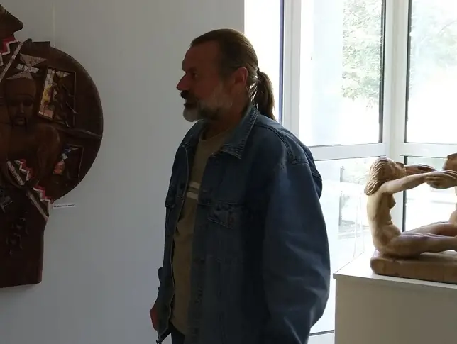 Художник вплита българската шевица в скулптури от дърво и камък