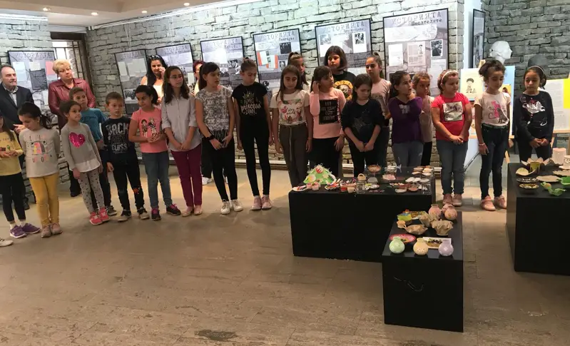 Детска изложба „Ръкотворения от глина” показва ловешката галерия