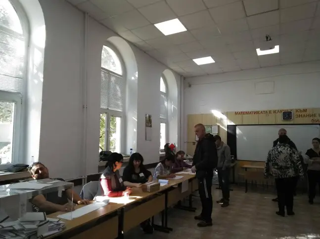 Избирателна активност във Враца и Видин към 10 часа