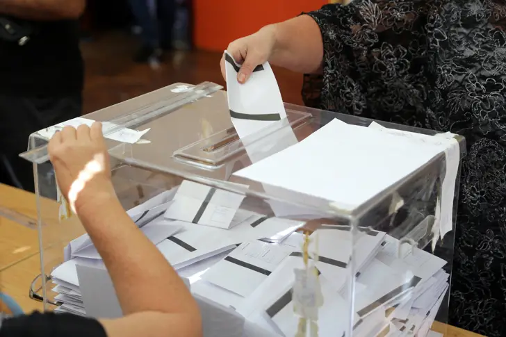 Препълнени изборни кутии в някои от секционните избирателни комисии в София