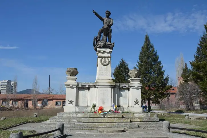 Започва възстановяването на паметника на Шести артилерийски полк   