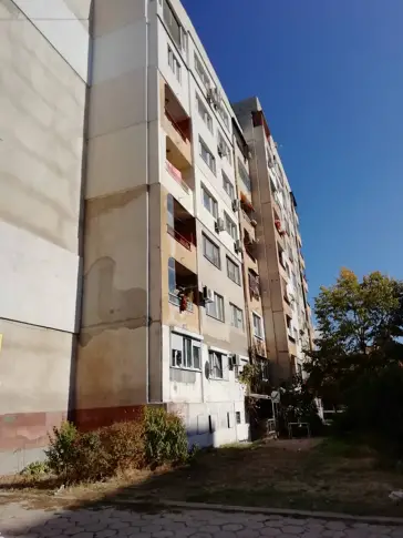 Навес от тераса горя в жилищен блок в Сливен