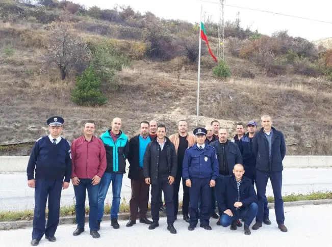 Полицаи издигнаха за празника си трибагреник на входа на Смолян