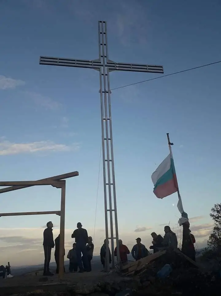 12 метров православен кръст ще пази с. Типченица