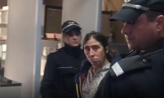 Обвинената за убийството на баща си е с олигофрения, не знае къде са децата й