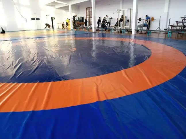 На нов тепих тренират състезатели по свободна борба от Велико Търново