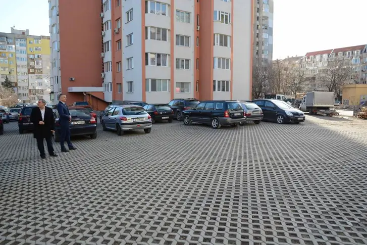 Нови паркинги между блоковете на две места във Варна (СНИМКИ)