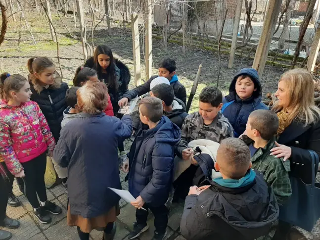 Ученици спестиха пари от закуски и дариха за лекарства на възрастна жена