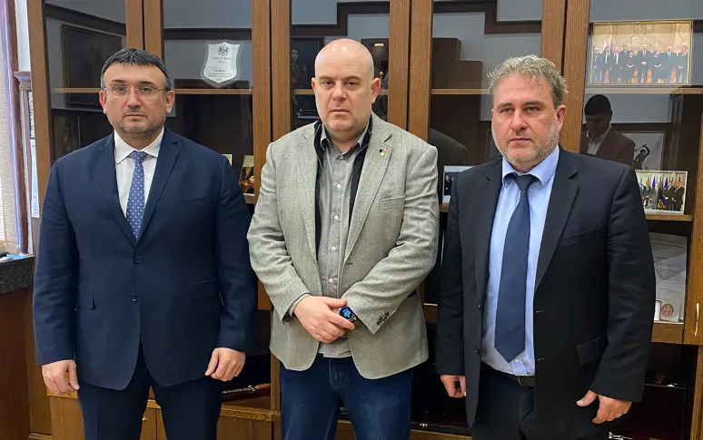 Продължават претърсванията в сгради, собственост на Васил Божков