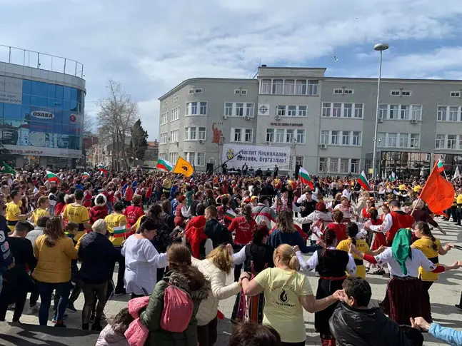 Бургазлии извиха огромно хоро за днешния празник (ВИДЕО)