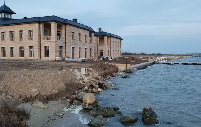 Палати с балнеолечебен комплекс никнат край брега на Варненското езеро
