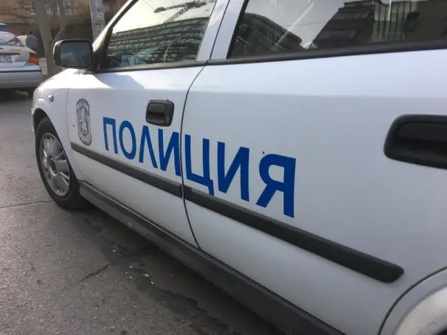  Две момчета откраднаха джип, заляха го с бензин и го запалиха след катастрофа 