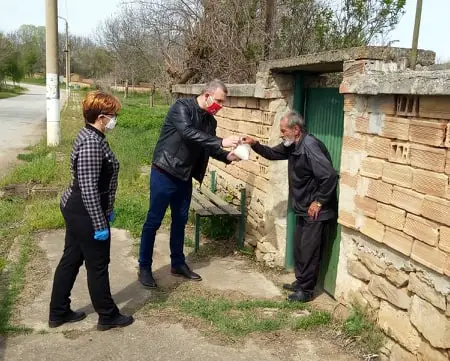 Зарадваха самотноживеещи хора в Дичин с топъл обяд и защитни маски