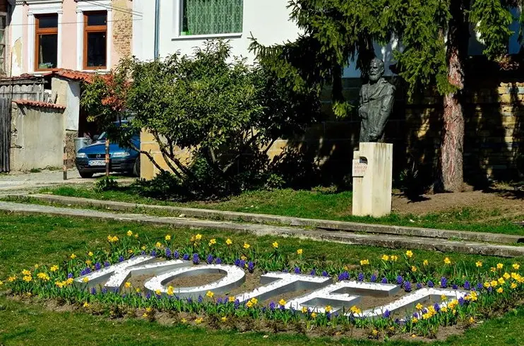 Котел почете патрона на града Георги Раковски с издигане на националното знаме