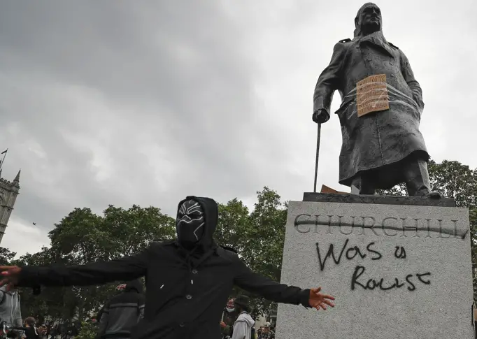 Борис Джонсън ще се бори „до последния си дъх“ срещу бутането на паметника на Чърчил