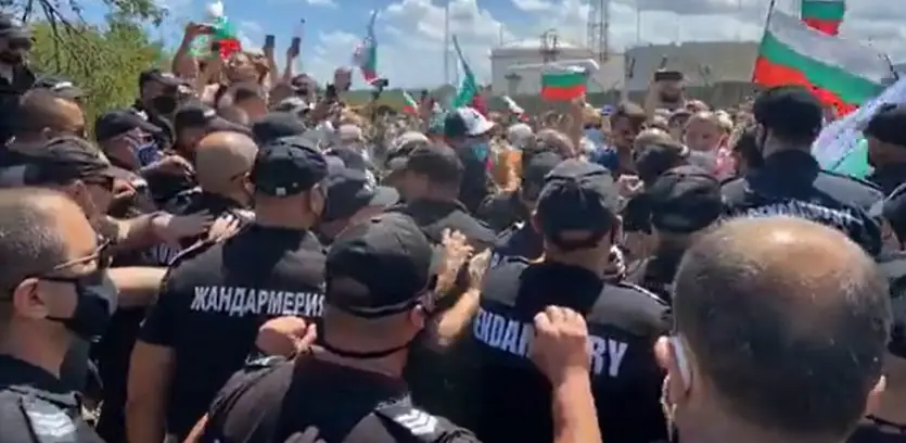 След снощните сблъсъци в София: Напрежение край Росенец днес