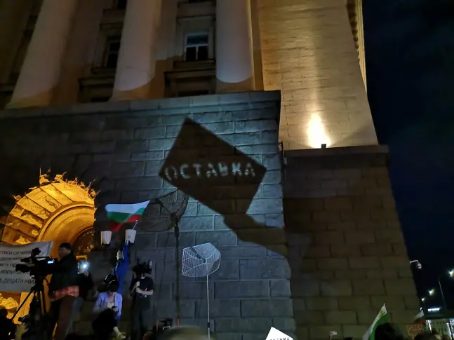 Напрежение в триъгълника на властта, опитаха се да атакуват сградата на бившия Партиен дом