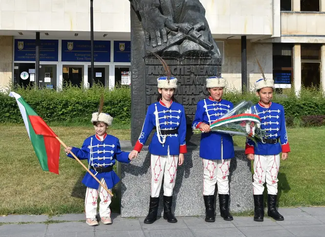 150 походници от Плевен се включиха в 26-я Национален поход "По стъпките на Апостола"/СНИМКИ/
