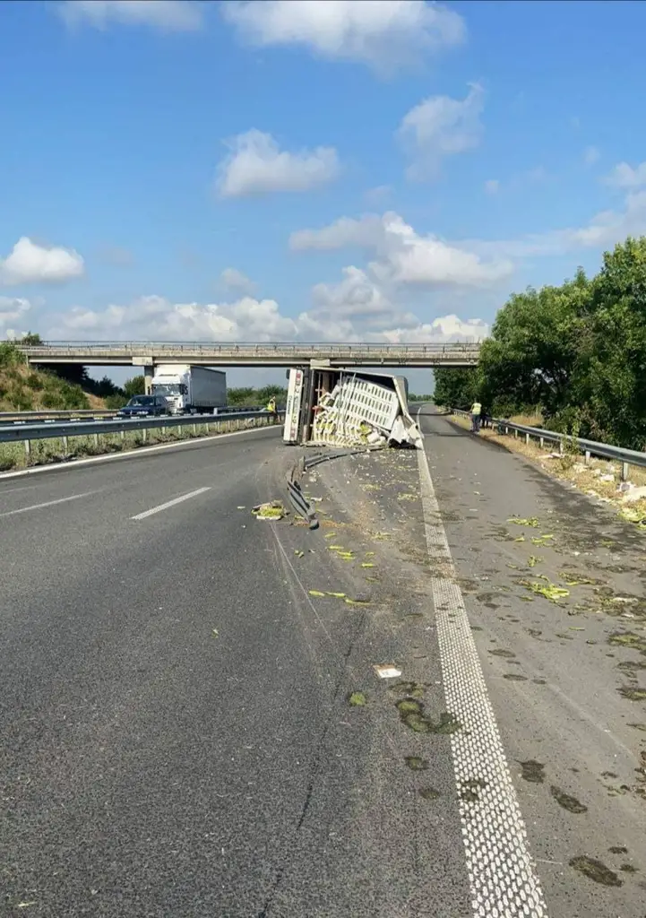 Движението при км 257 на АМ "Тракия" в посока София е ограничено