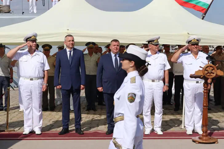 Иван Портних награди първенеца на военния випуск на ВВМУ „Н. Вапцаров“