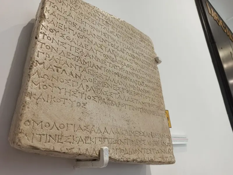 Години наред несебърлия пекъл рибка върху античен декрет в Стария Несебър